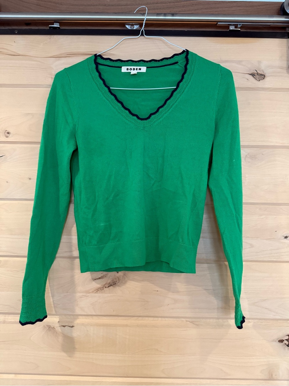 Boden XS Kelly Green V-Neck Long Sleeve Sweater with Navy Trim